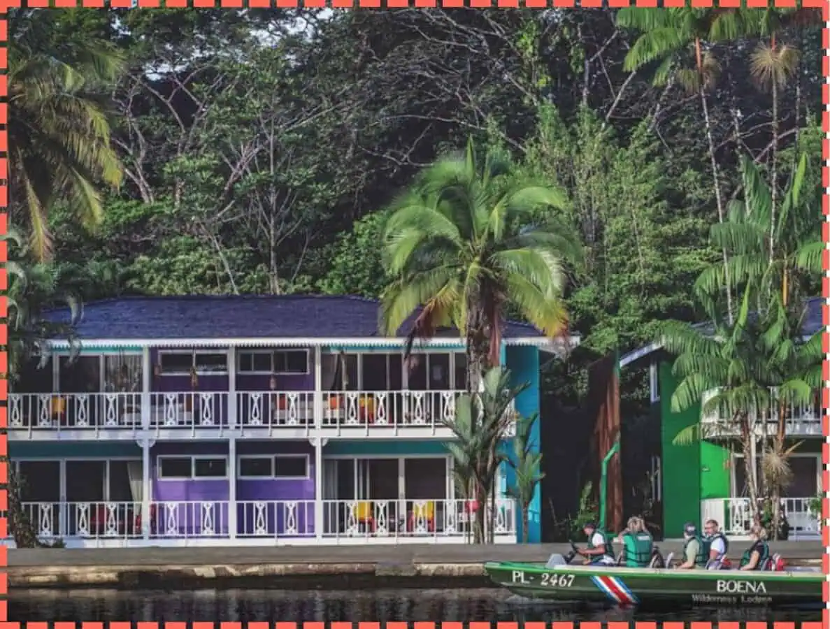 FAchada desde los canales del hotel Tortuguero Lodge & gardens. El hotel mejor valorado donde alojarse en Tortuguero, Costa Rica.