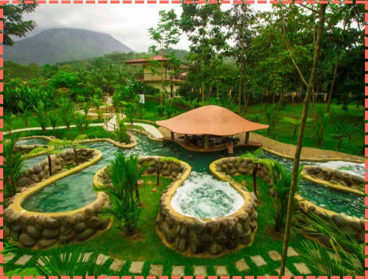 Foto de las aguas termales y el hotel Volcano Lodge en la Fortuna, Costa Rica.