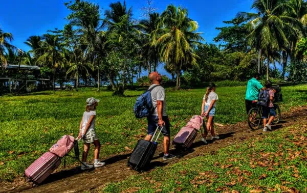 Familia Watson con sus maletas de viaje por Costa Rica